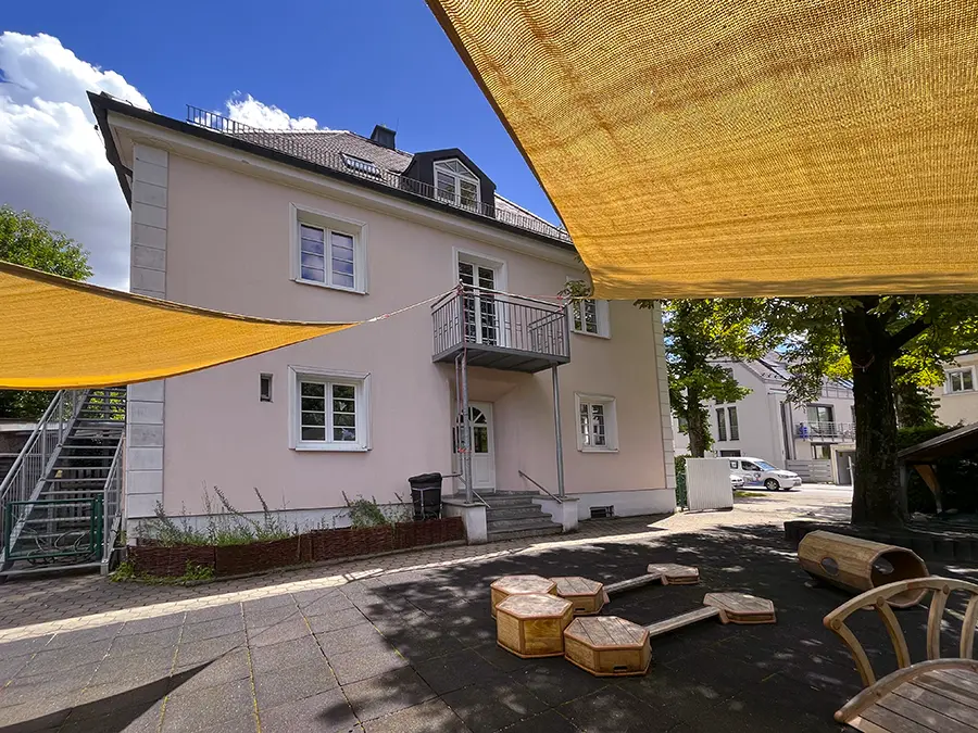 Biene Maja Kinderkrippe – draussen spielen